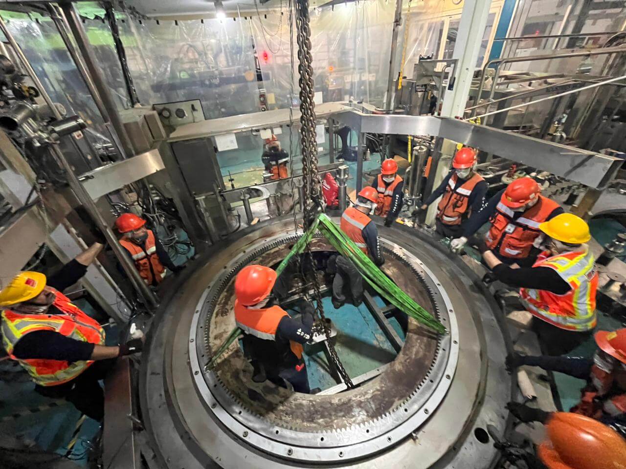 Personal trabajando en instalaciones industriales