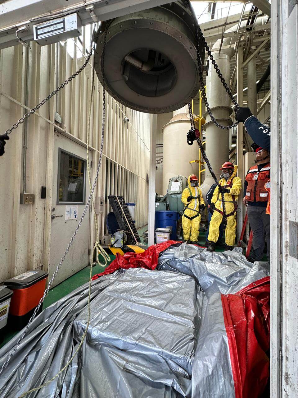 Personal trabajando en reconfiguración de líneas